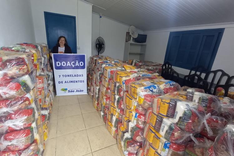 Instituio recebe doao de 7 toneladas de Alimentos da Farmcia So Joo