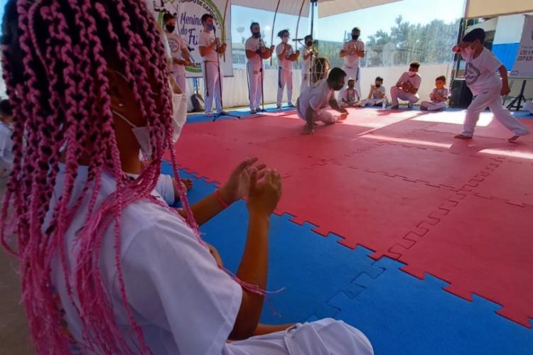 Meninos do Futuro realizam 16 batizado de capoeira