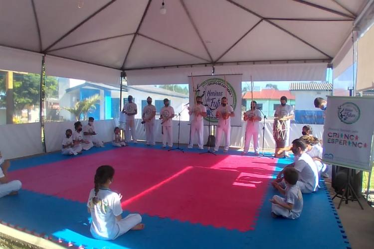 Meninos do Futuro realizam 16 batizado de capoeira